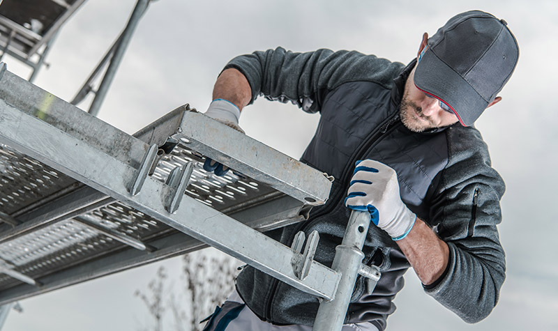 Arbeiter im Gerüstbau