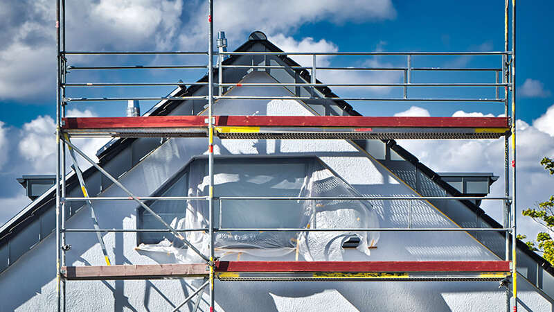 Effizienzhaus in der Sanierung mit Baugerüst